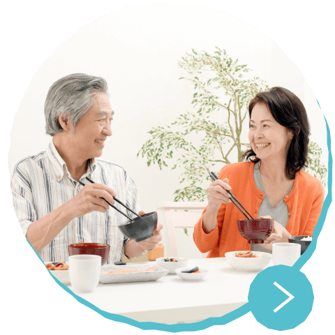 食事を楽しむ老夫婦