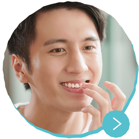 白い歯に満足する男性