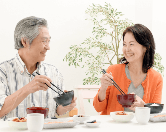食事を楽しむ年配の夫婦